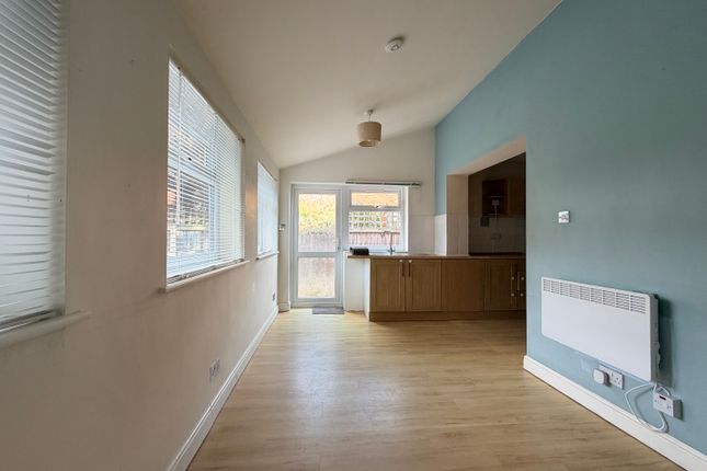 2 Sefton Crescent, SALE photo 4