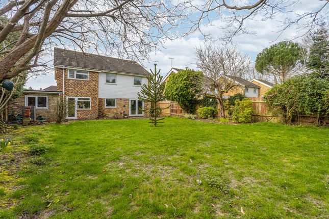 10 Grattons Drive, Crawley photo 3