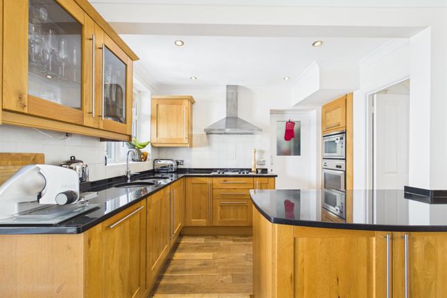 111, Mead Way, Coulsdon photo 4