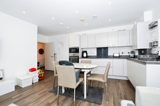 21 Bowerman Court, Bucknall Place, Watford photo 2