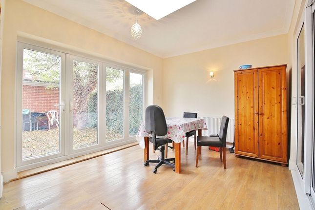104 Woodland Gardens, Isleworth photo 2