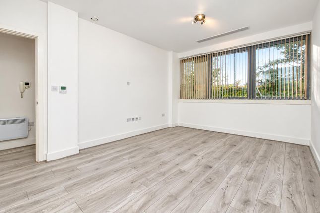 426 Avebury Boulevard, Milton Keynes photo 4