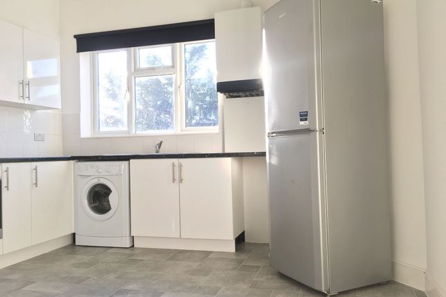 Thumbnail Flat to rent in Kendall Avenue, Sanderstead, South Croydon