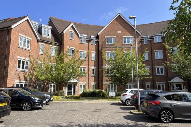 Flat to rent in Lockhart Road, Watford WD17