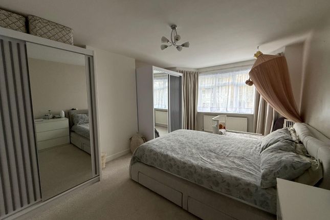 9, Regal Way, Harrow photo 4