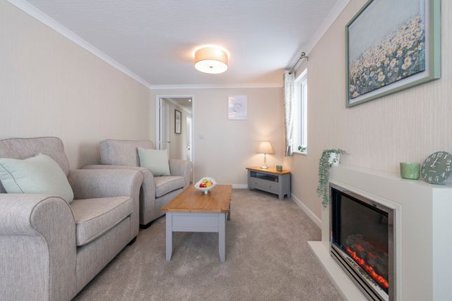 61, Rose Park, Ottershaw photo 2