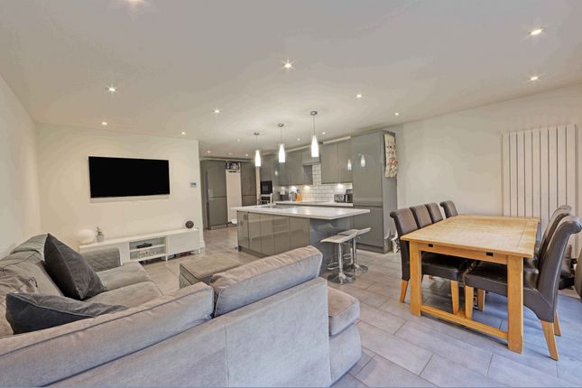 24 Mount Close, High Wycombe photo 4