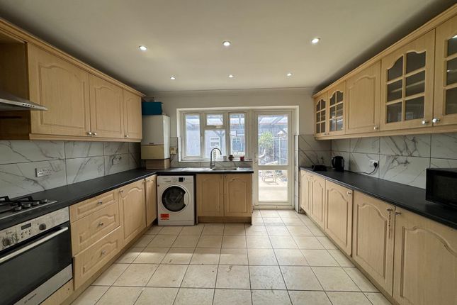 Modern 4 Bedroom Semi Detached House Â€“ Tw3