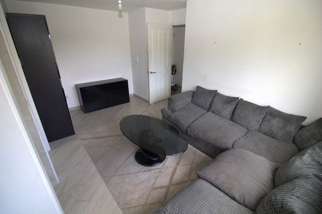 Flat Flat 8, Wroxall Court, Linnet Way, Purfleet-on-thames photo 3