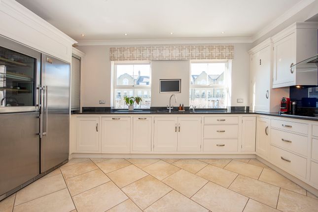 6, Clearwater Place, Surbiton photo 4