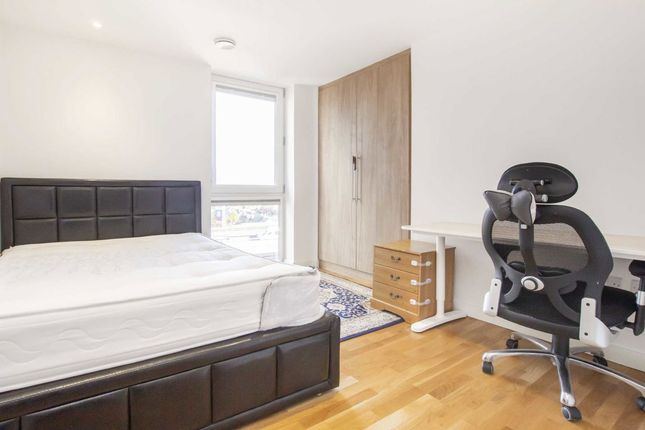 Apartment 37, Rose Court, Baltic Avenue, Brentford photo 4