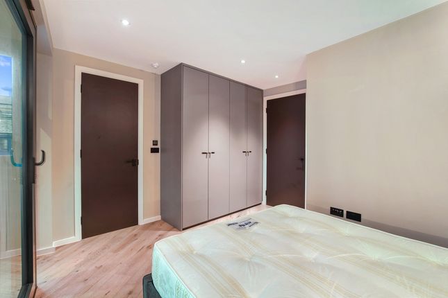 Flat to rent in Mills Court, London