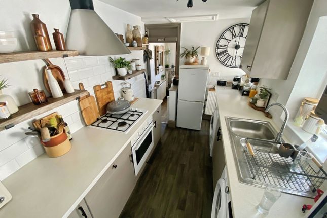 44, Pontypridd photo 3