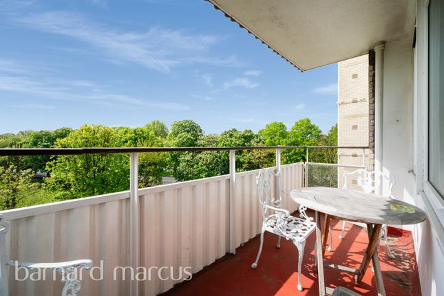 Flat 18, Gernigan House, Fitzhugh Grove, London photo 3