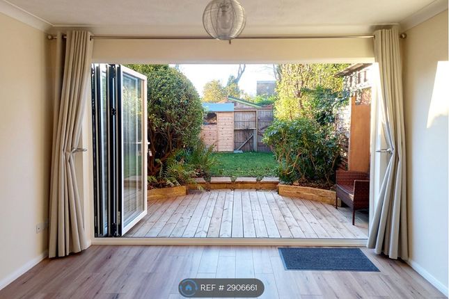 Nash Gardens, Redhill photo 2