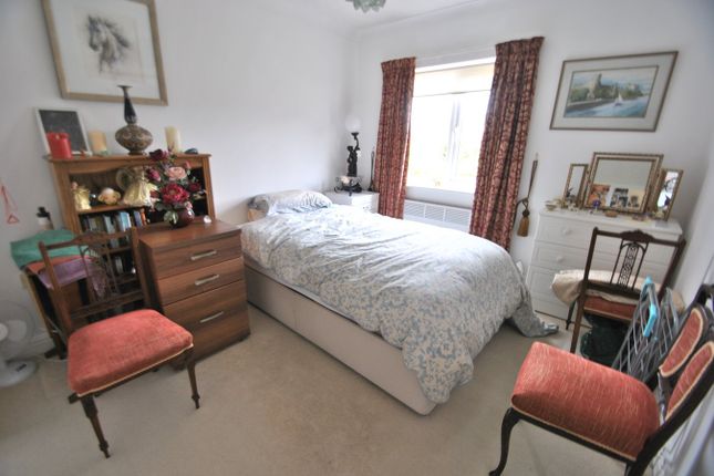 30, Cleeve Lake Court, Cheltenham photo 4