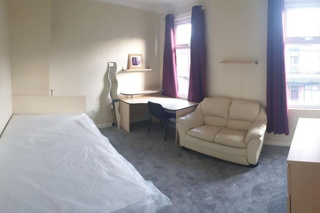 Bright, Tidy Double Bedroom With A Comfortable Arm...