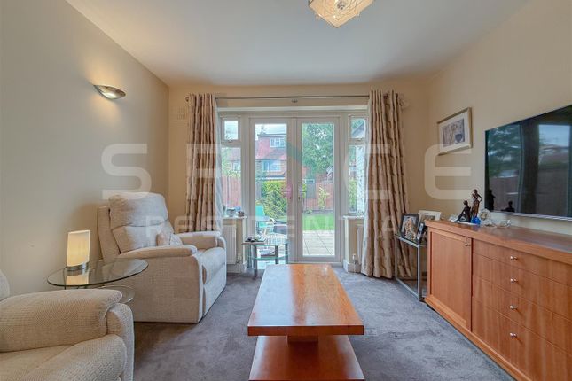 112, Warwick Avenue, Edgware photo 3