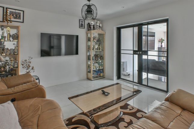 126, Thorndon Avenue, Brentwood photo 3