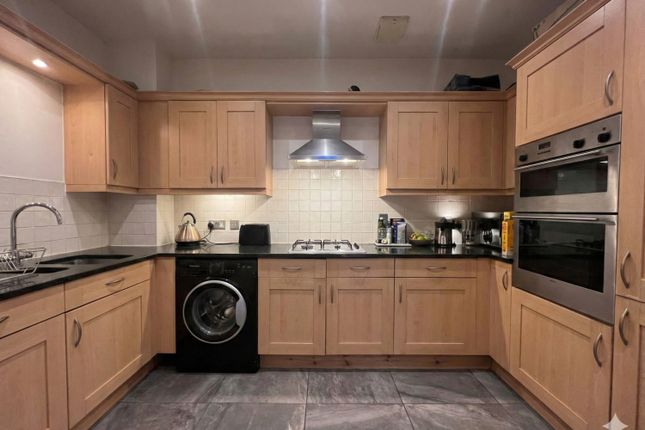 Flat 3, Victoria House, Epsom Road, Leatherhead photo 2