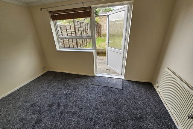 Shelley Road, WELLINGBOROUGH photo 4