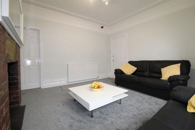 Flat to rent in Roman Place, Leeds
