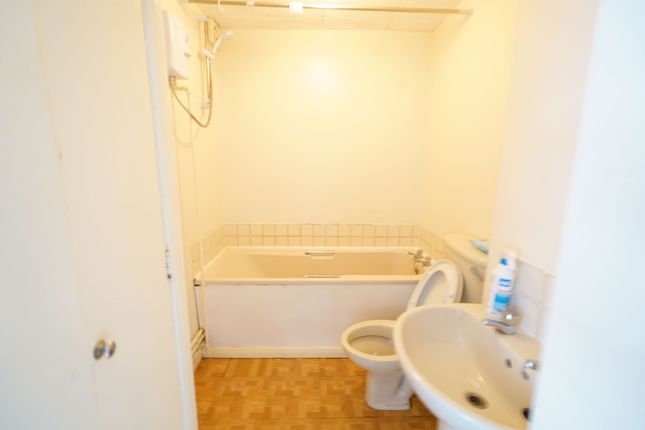 130 Conway Gardens, Grays photo 4