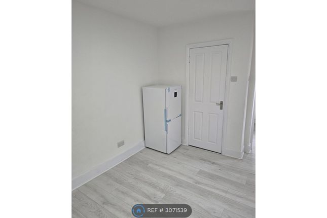 Flat, Chestnut Rise, London photo 4