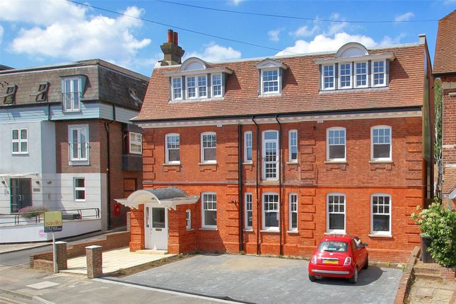Flat to rent in Lyons Crescent, Tonbridge, Kent