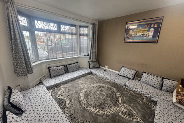 Three Bedroom House To Rent In Heston Tw5