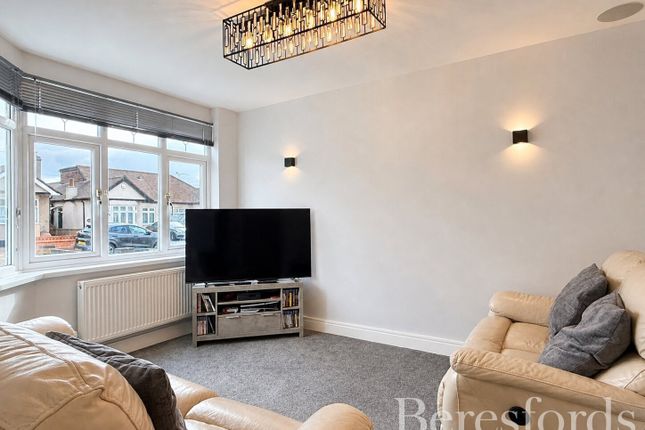 Eastwood Drive, Rainham photo 2