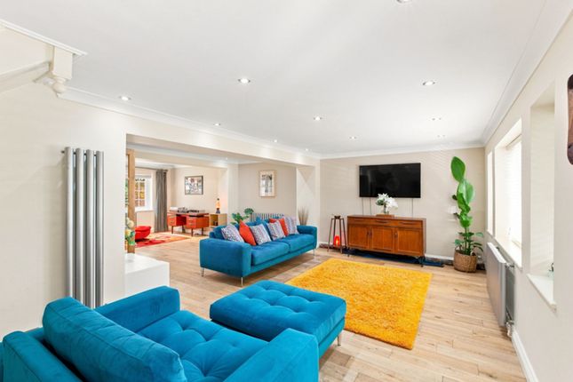 2 Wike Ridge Lane, Leeds photo 2