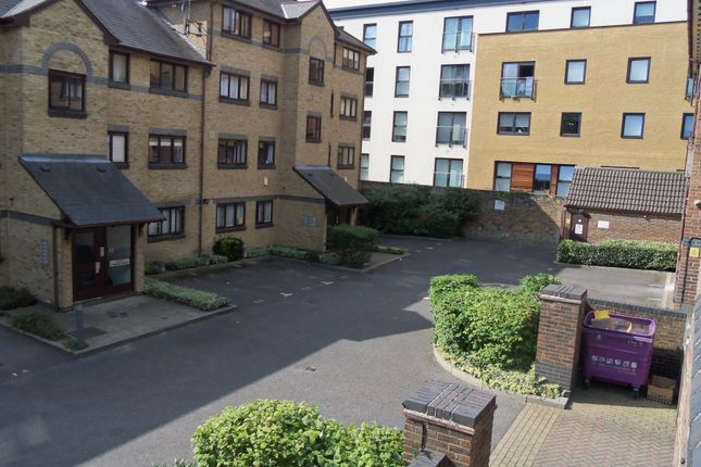 Flat to rent in Transom Square., London