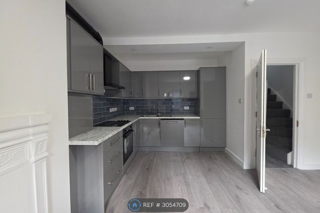 Fff  Adelaide Terrace, Great West Road, Brentford photo 2