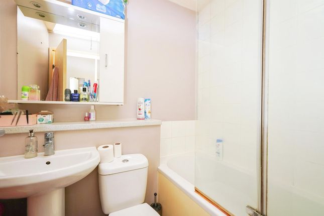 Flat for sale in Exeter Court, Didcot