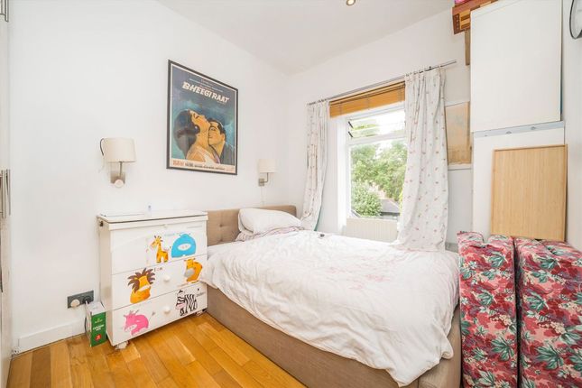 Flat 4 Seymour Mansions, Boscombe Road, London photo 4