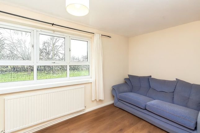 39, Mitcham Walk, Aylesbury photo 2