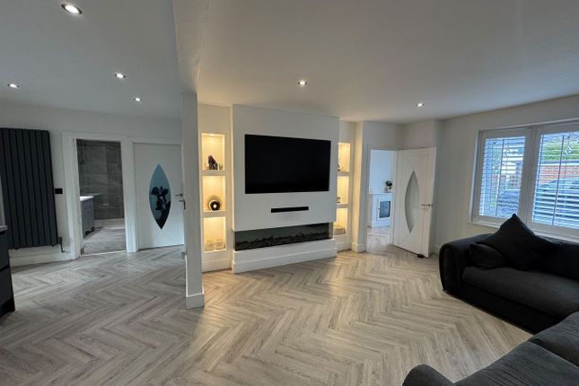 21, Woodgreen Drive, Manchester photo 4