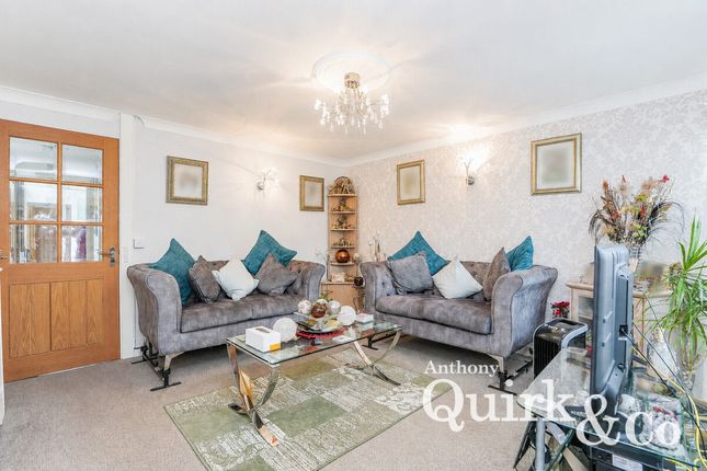 22, Chalk End, Basildon photo 2