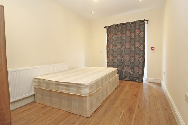 Room to rent in Central Road, Morden