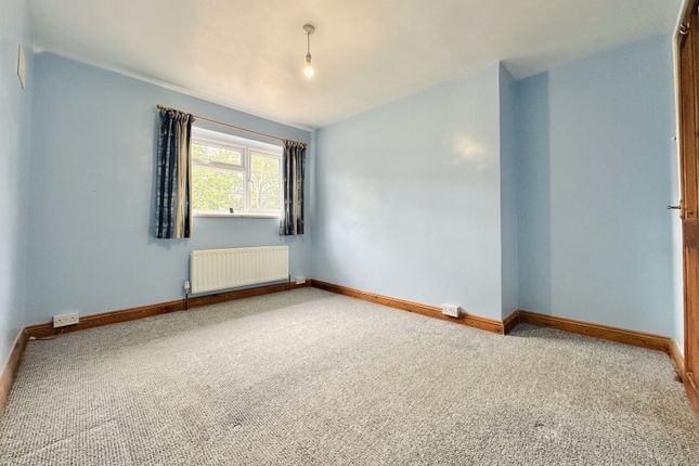 24, Wickham Close, Fleet photo 4