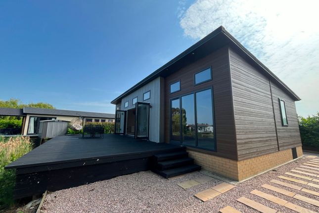 2-bed caravan on Lodge 8, Low Road, Fenstanton, £295,000