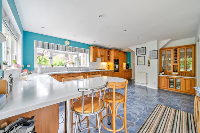 34, Pine Tree Hill, Pyrford photo 4