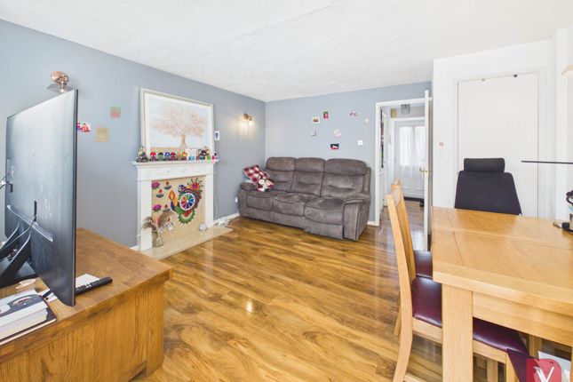 12, Whitehaven, Luton photo 3