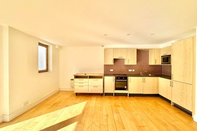 28, The Oaks Square, Epsom photo 3