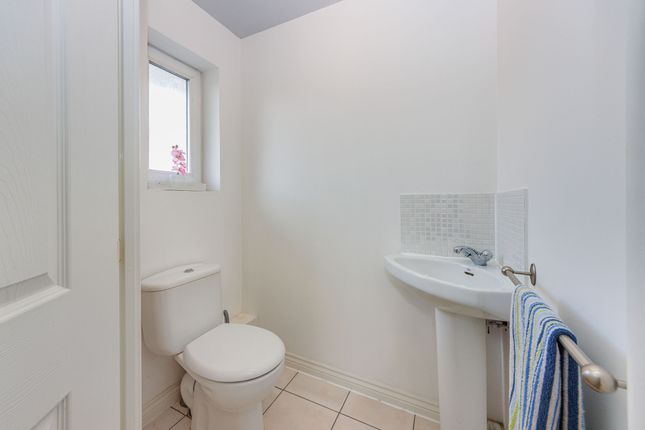 40 Vimy Close, Hounslow photo 3