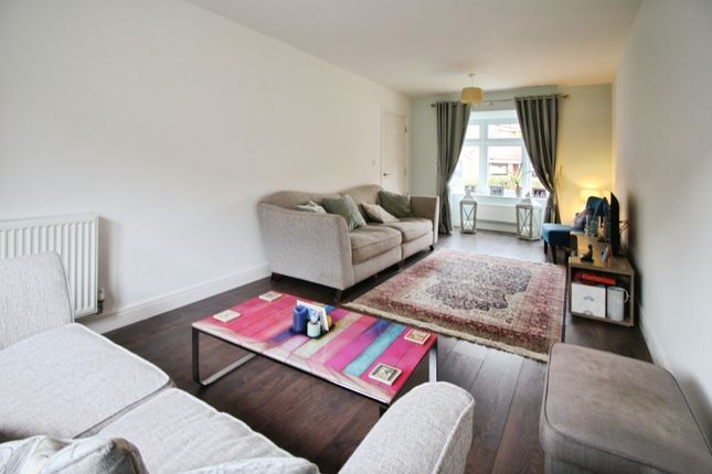 19, Rosewood Drive, Dewsbury photo 2