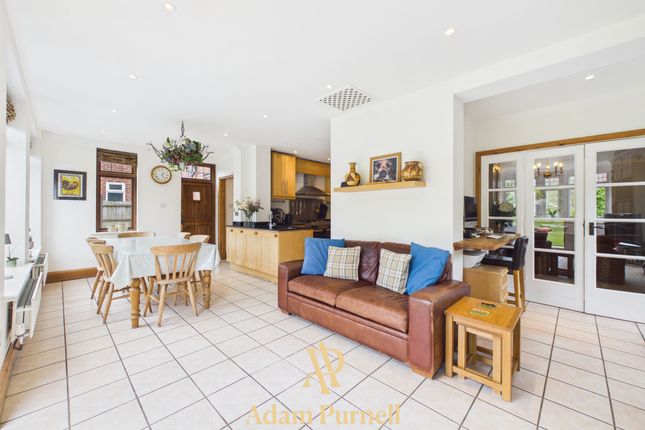 77 Leicester Road, Hinckley photo 5