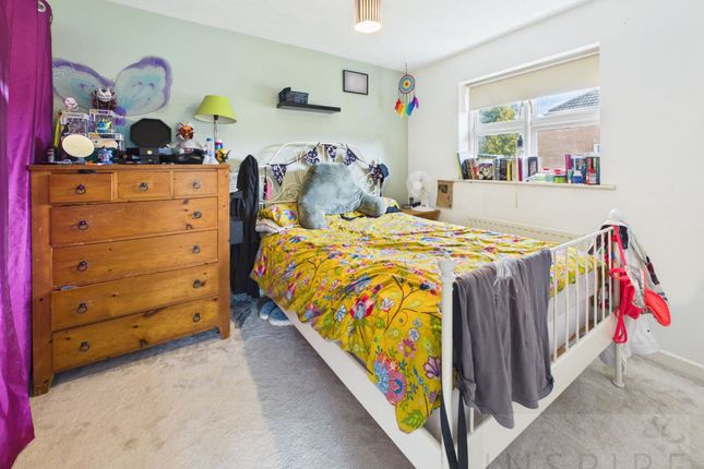 13 Bassett Road, Crawley photo 3