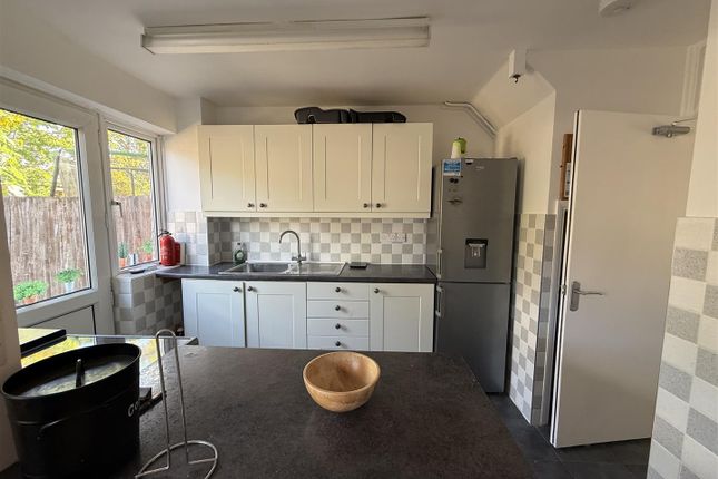 10, Cherrywood Avenue, Englefield Green photo 2